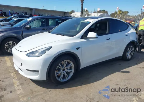 2021 Tesla Model Y Long Range Dual Motor All-Wheel Drive z USA, uszkodzony, nr VIN 5YJYGDEE9MF199888